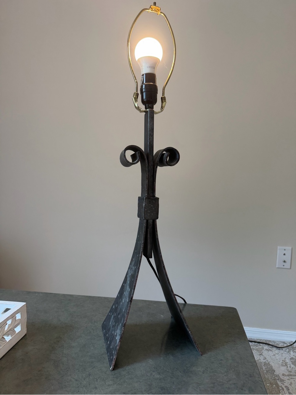 Rustic Black Metal Tripod Table Lamp - Unbranded